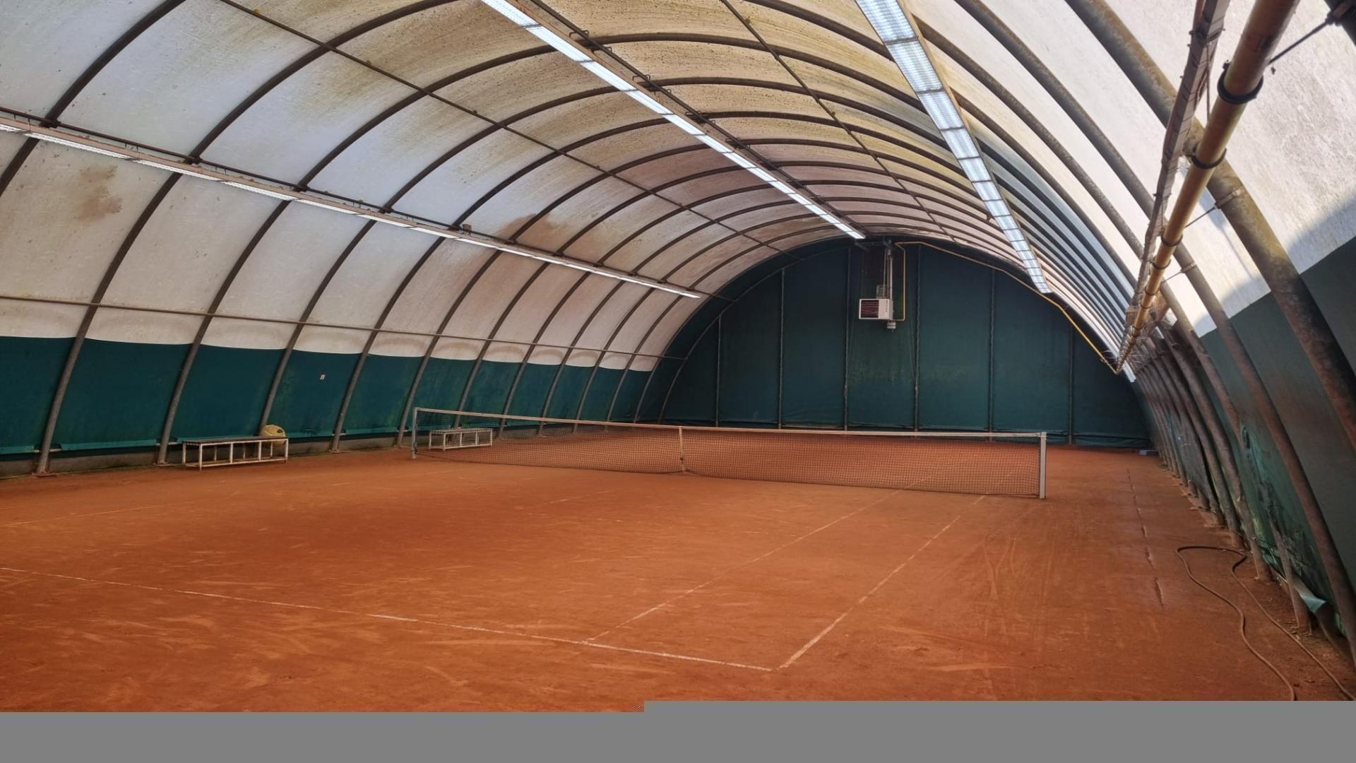 Terrains de tennis couverts